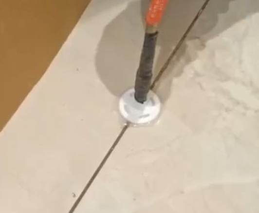 五峰瓷砖空鼓维修公司专业解答瓷砖在铺贴过程中，如果没有涂抹均匀到位的粘结材料（如水泥砂浆或瓷砖胶），可能会导致以下问题